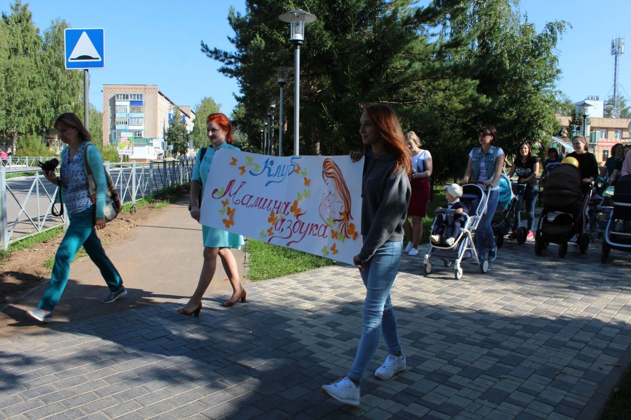 "Бэби-бум": Прогулка с колясками в Менделеевске