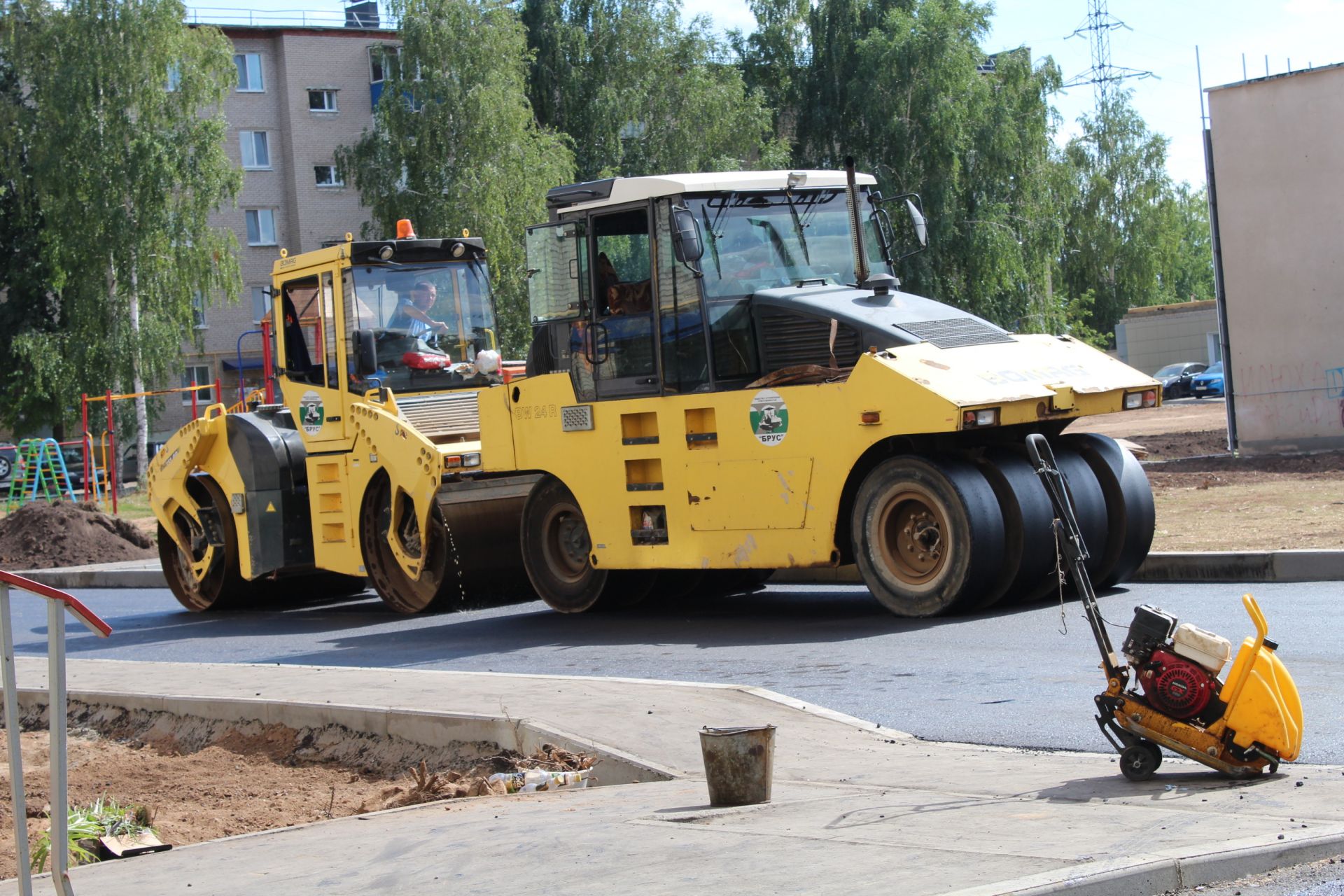 На улице Фомина "кипят" дорожные работы