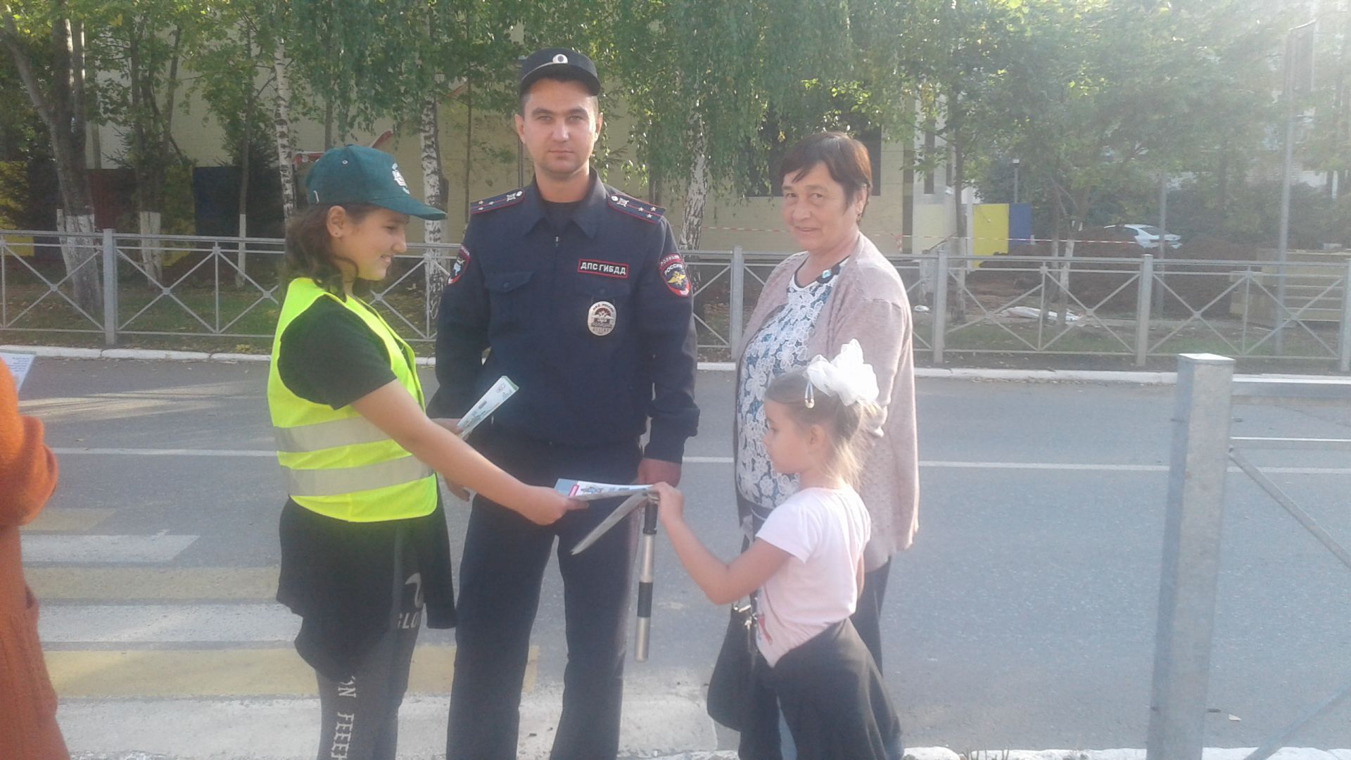 В Менделеевске на нерегулируемом пешеходном переходе прошла акция «Движение без опасности»