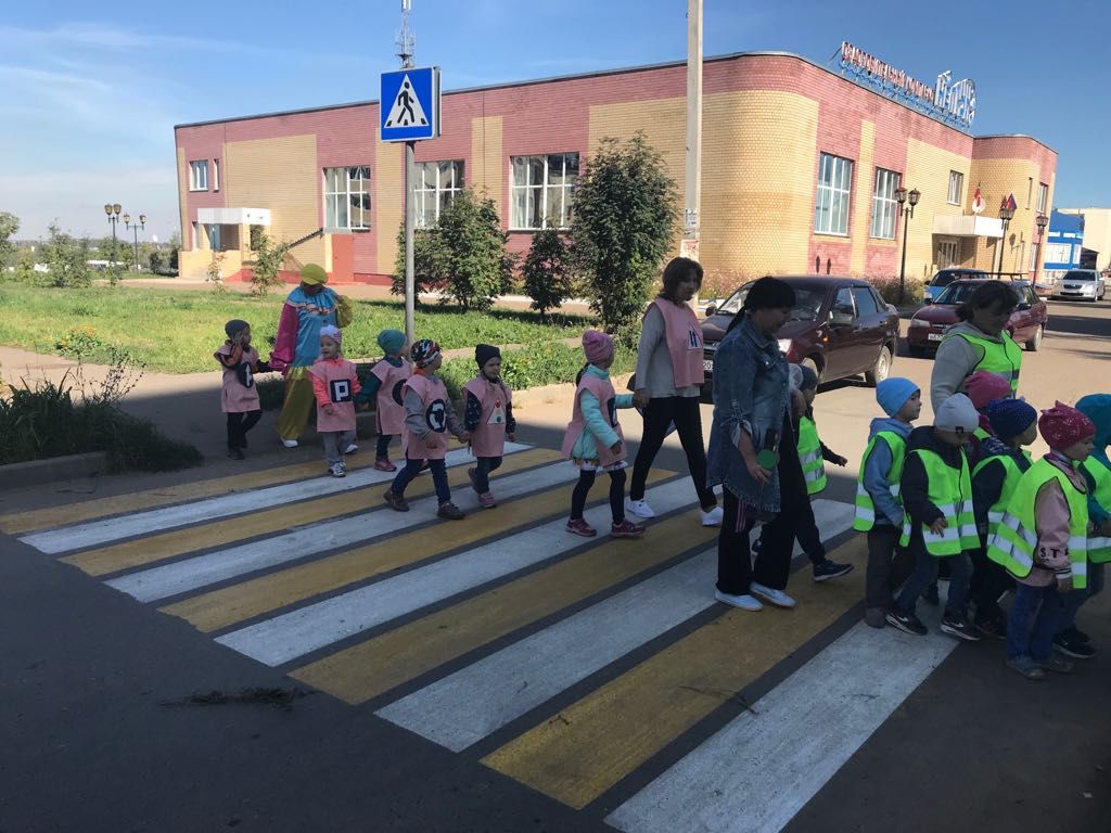 Дошкольники детского сада «Планета детства» на «Безопасной зебре»