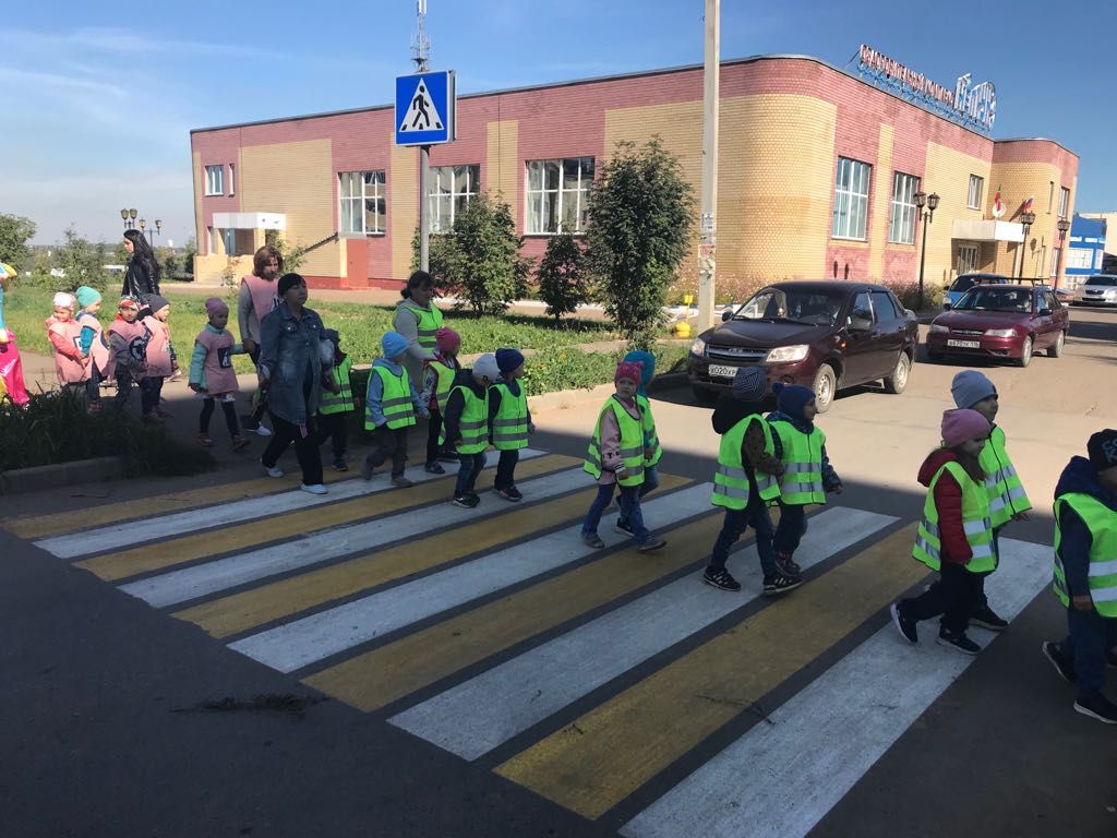 Дошкольники детского сада «Планета детства» на «Безопасной зебре»