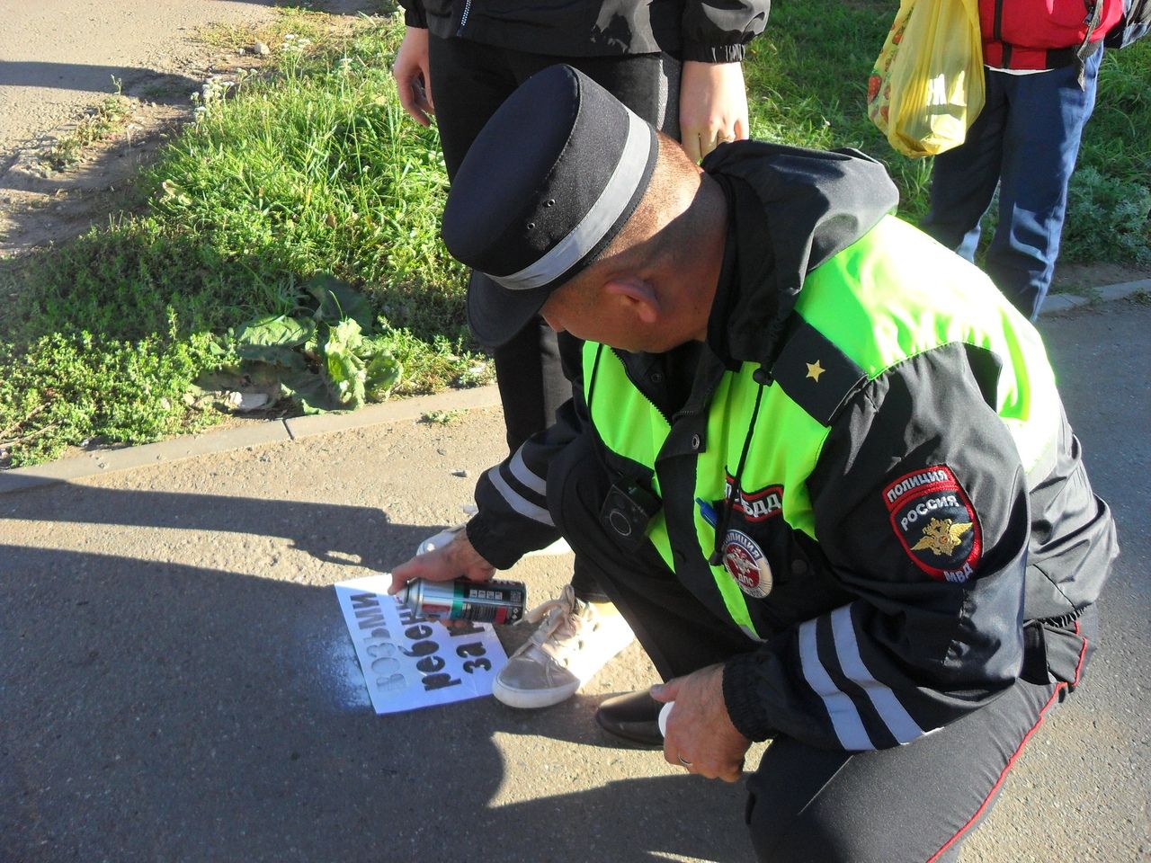 В Менделеевске на нерегулируемом пешеходном переходе прошла акция «Пешеходный переход»