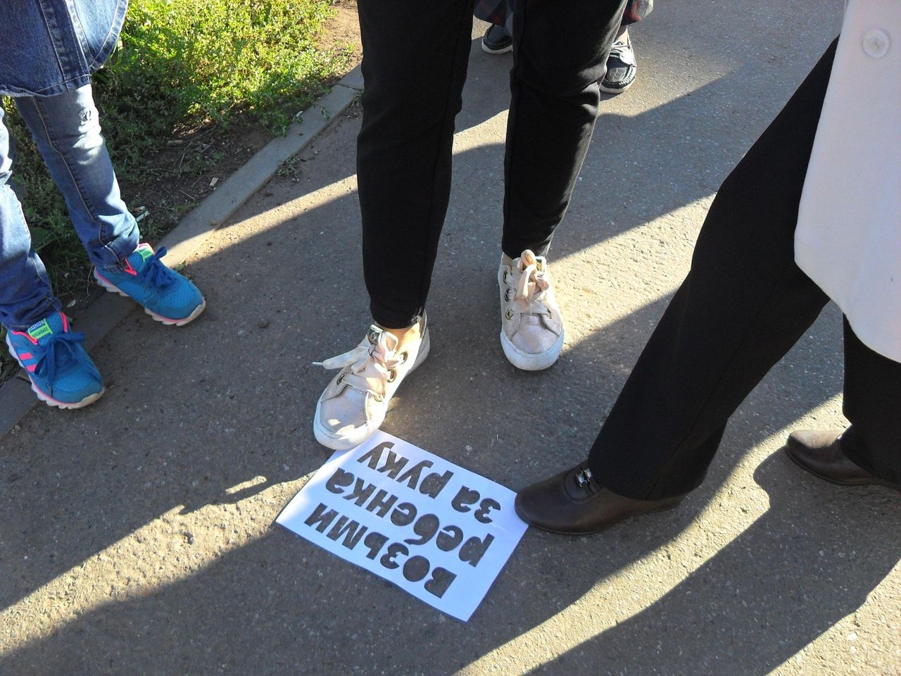 В Менделеевске на нерегулируемом пешеходном переходе прошла акция «Пешеходный переход»