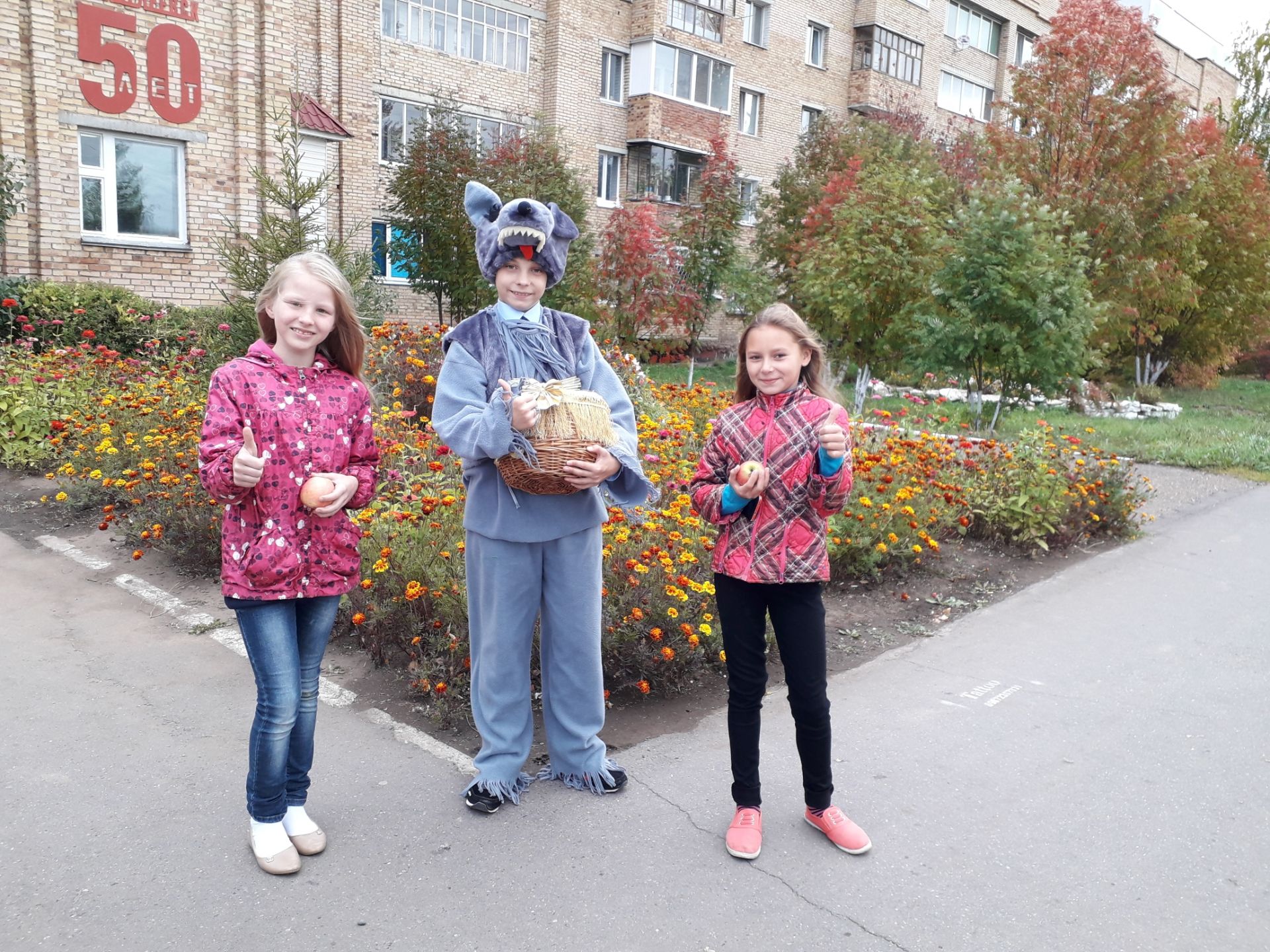 Менделеевским школьникам дарили яблоки за пятерки