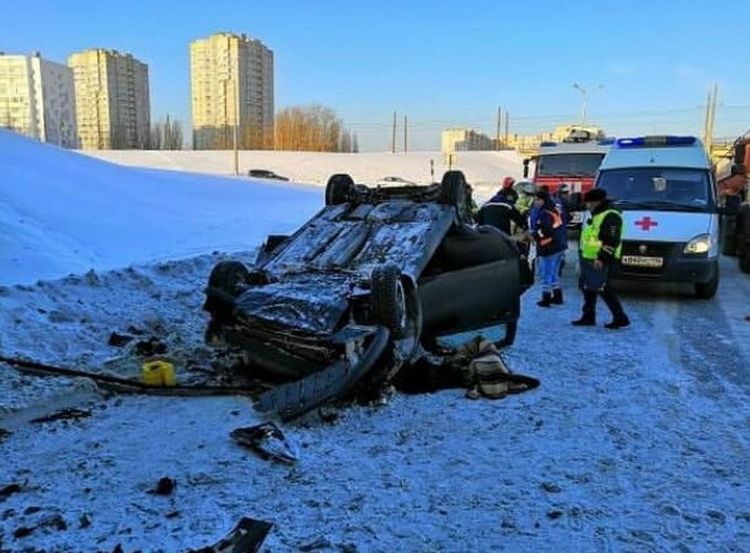 В Набережных Челнах водитель иномарки наехал на сугроб и вылетел с моста