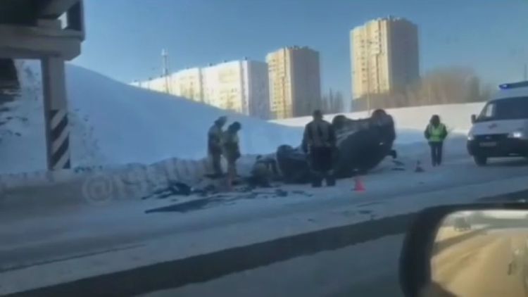 В Набережных Челнах водитель иномарки наехал на сугроб и вылетел с моста