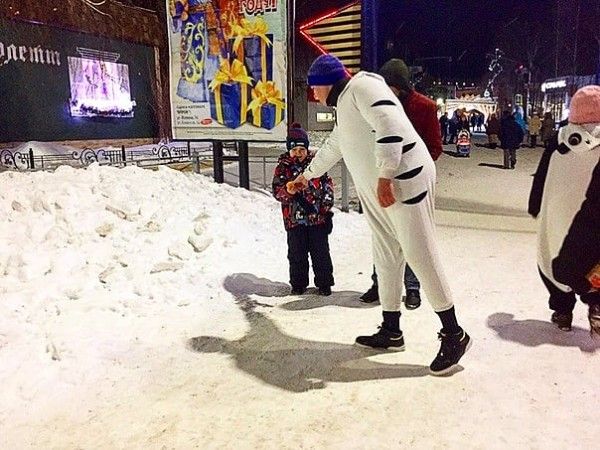 Активисты МЦ" Яшьлек" на улицах города раздают мандарины и дарят новогоднее настроение 