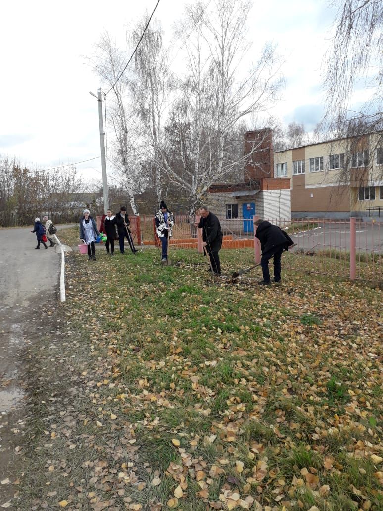 Деревья сажают менделеевские школьники