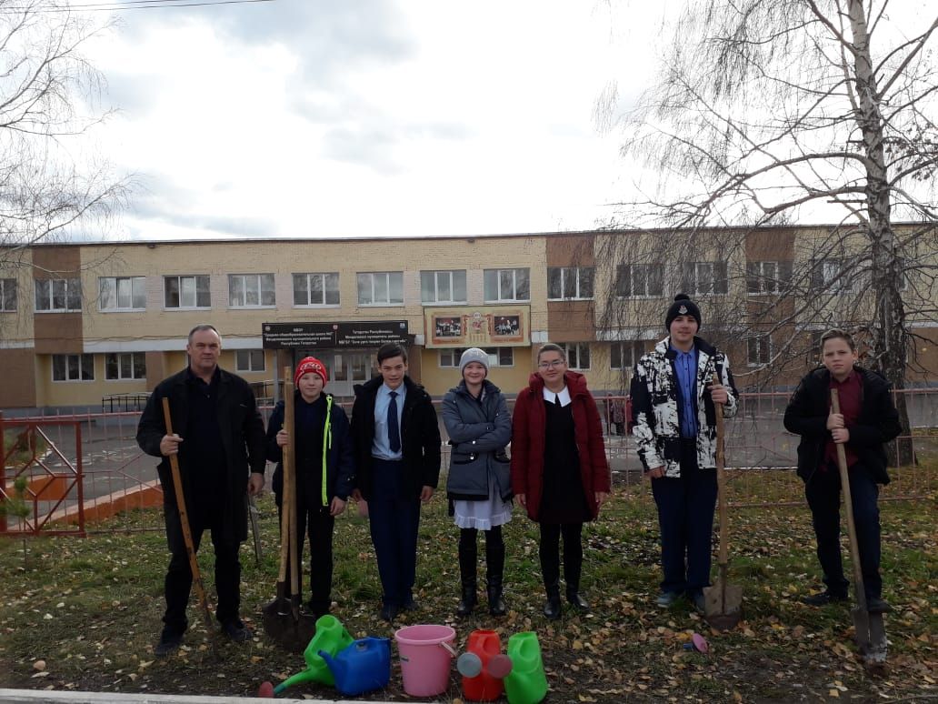 Деревья сажают менделеевские школьники