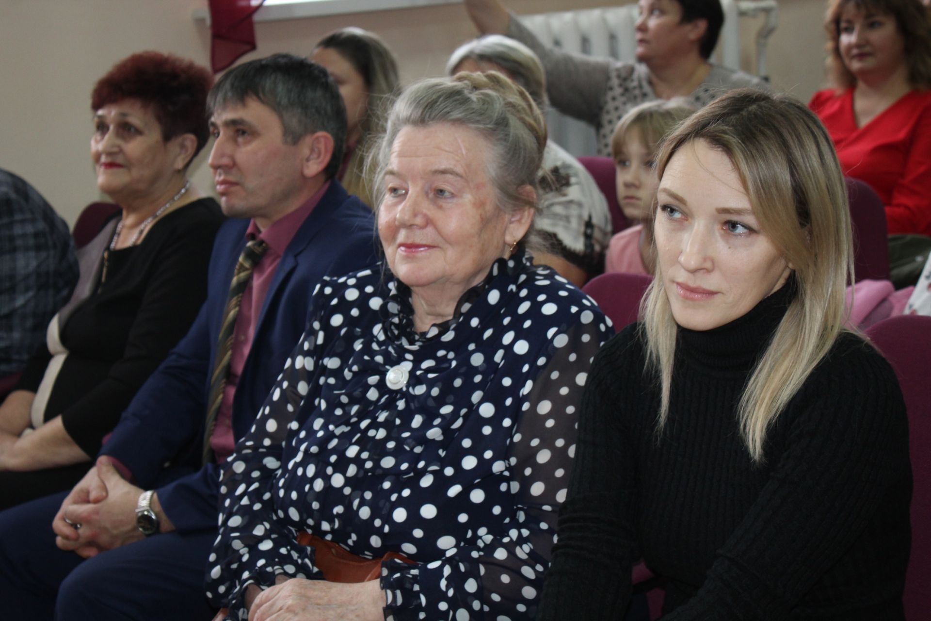 В менделеевской школе №2 прошёл праздничный концерт, посвящённый мамам