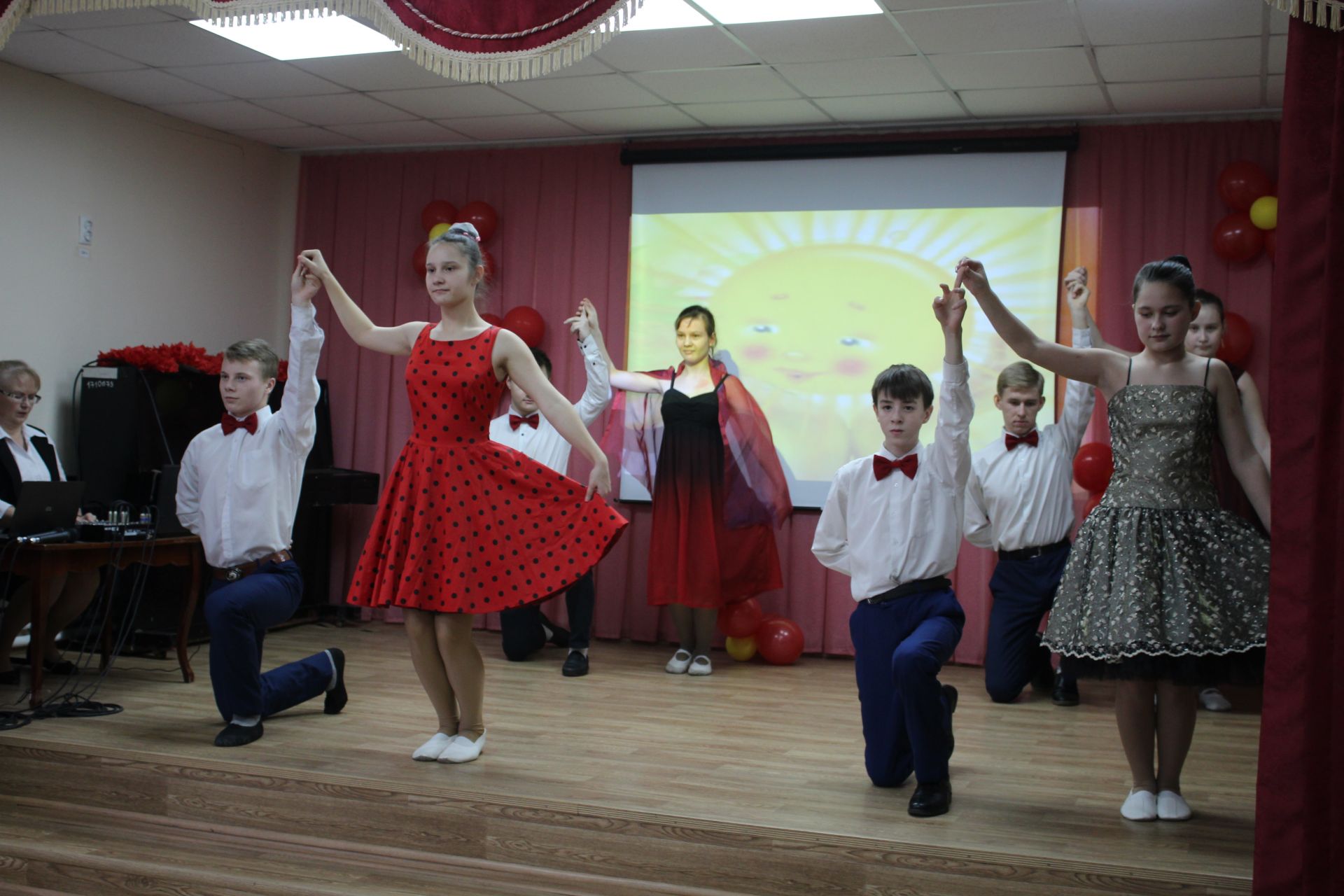 В Менделеевской школе для детей с ОВЗ состоялся концерт «Солнце на ладони»