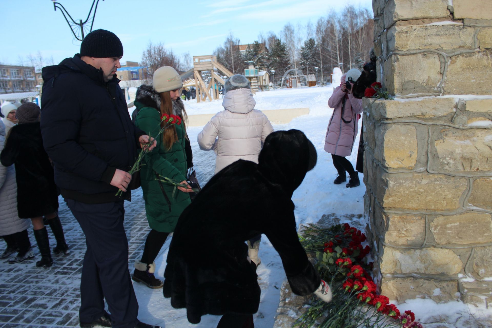 В. Чершинцев: «В Менделеевске — городе-химиков установлен памятник-бюст в честь великого учёного, есть площадь и улица имени Менделеева»