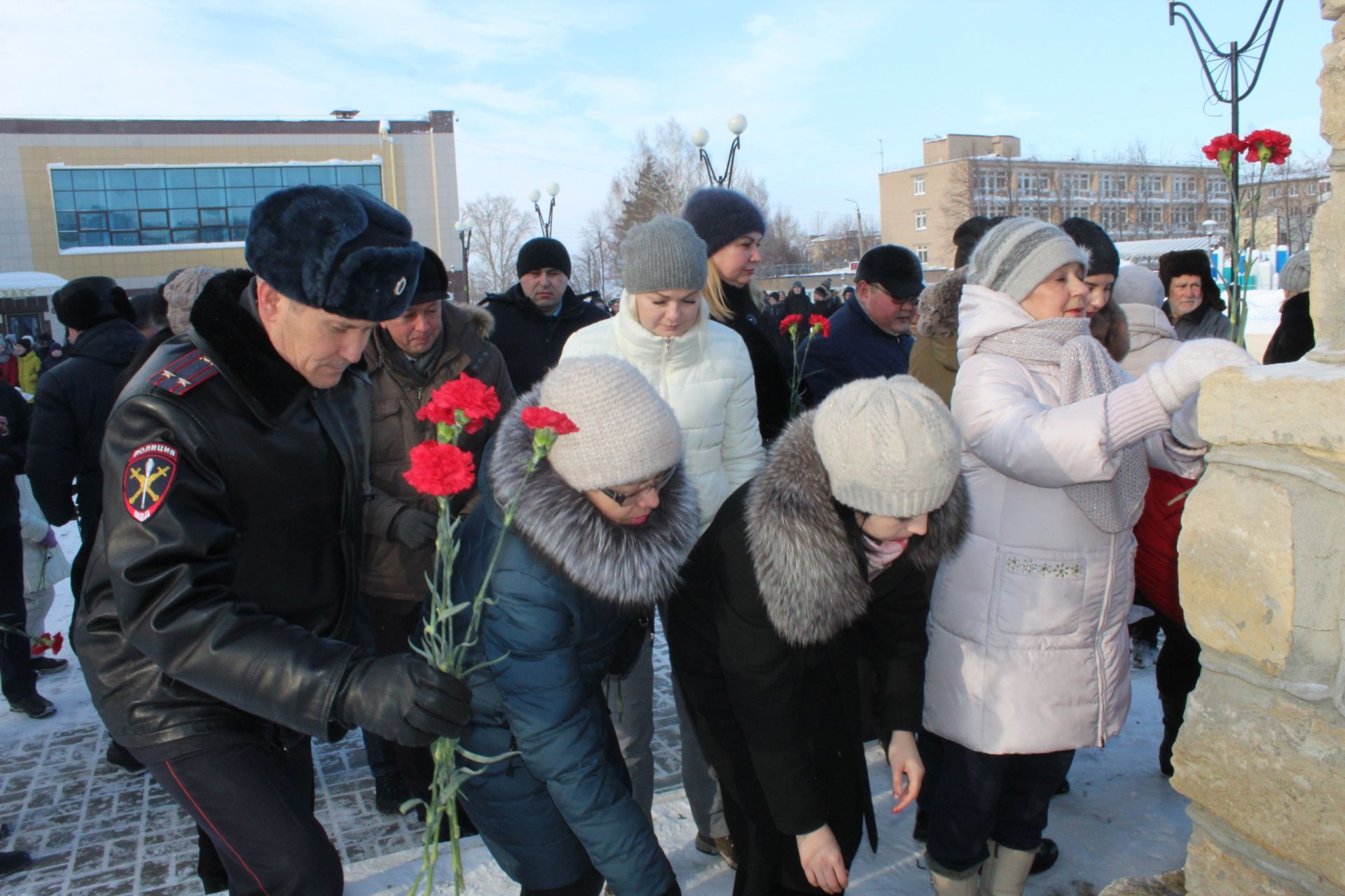 В. Чершинцев: «В Менделеевске — городе-химиков установлен памятник-бюст в честь великого учёного, есть площадь и улица имени Менделеева»