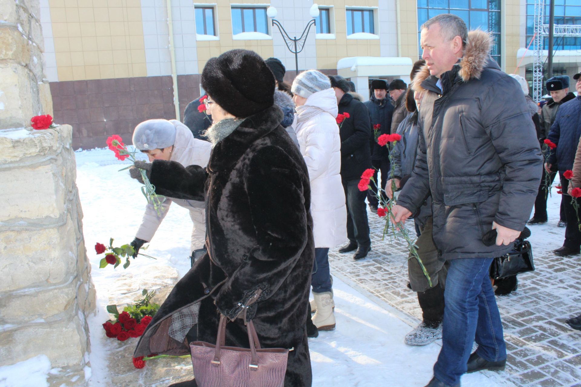 В. Чершинцев: «В Менделеевске — городе-химиков установлен памятник-бюст в честь великого учёного, есть площадь и улица имени Менделеева»