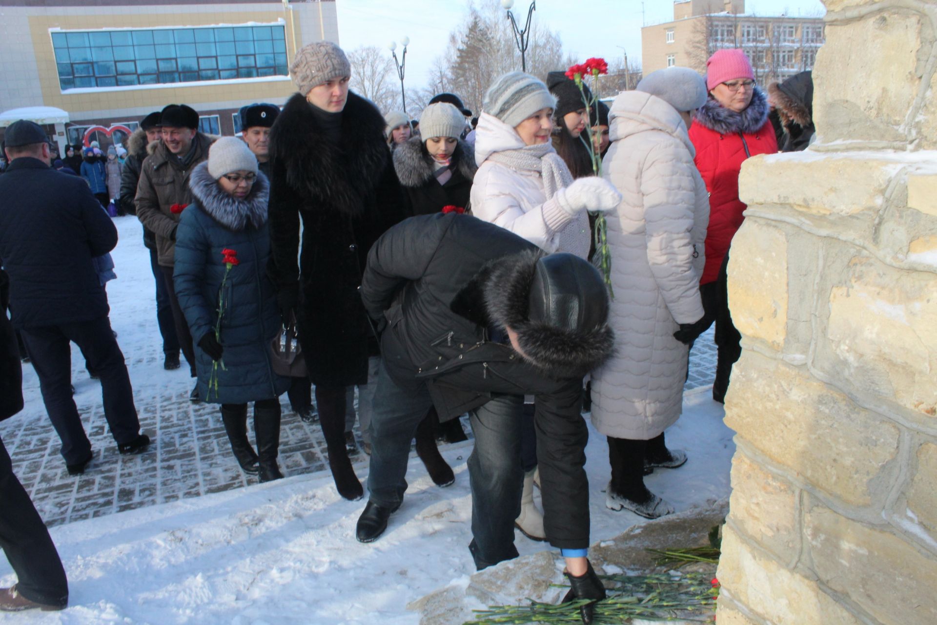 В. Чершинцев: «В Менделеевске — городе-химиков установлен памятник-бюст в честь великого учёного, есть площадь и улица имени Менделеева»