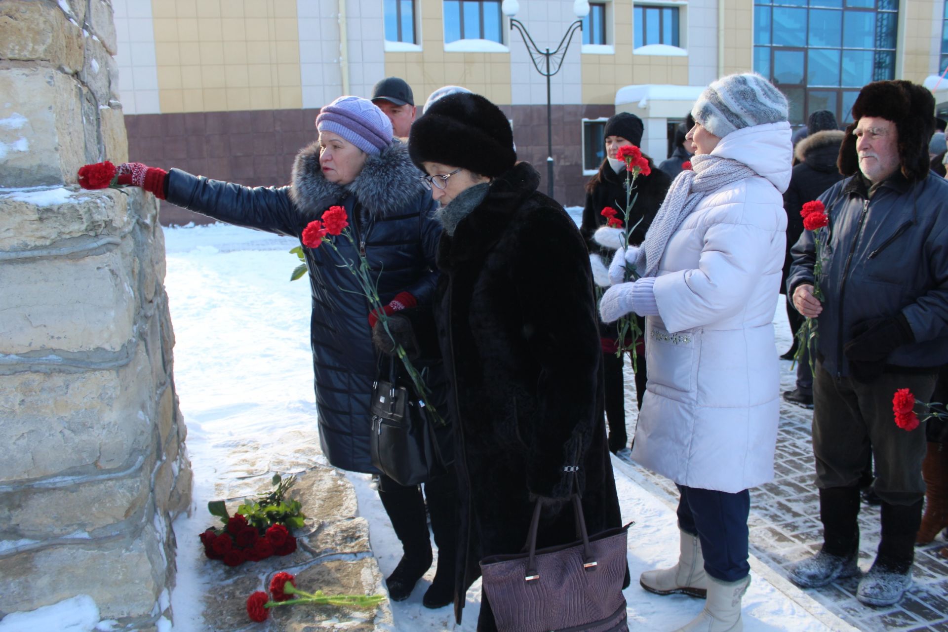 В. Чершинцев: «В Менделеевске — городе-химиков установлен памятник-бюст в честь великого учёного, есть площадь и улица имени Менделеева»