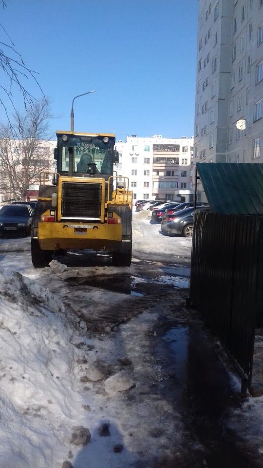 В Менделеевске продолжают активно чистить дороги от снега