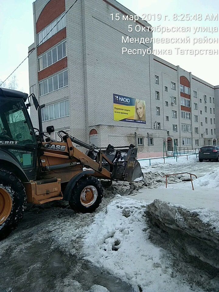 В Менделеевске продолжают активно чистить дороги от снега