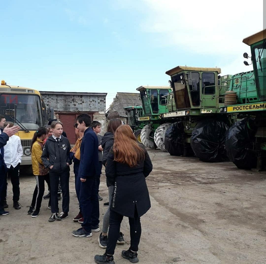 Менделеевские школьники побывали с экскурсией в ООО «Колхоз Кама»