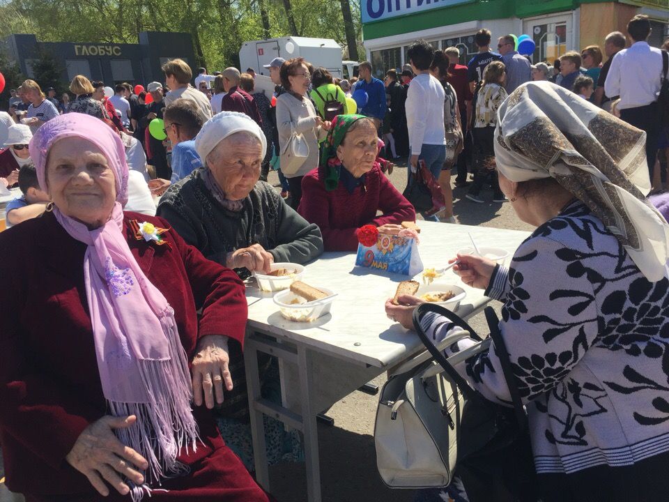 Менделеевцев на празднике 9 Мая угощали солдатской кашей