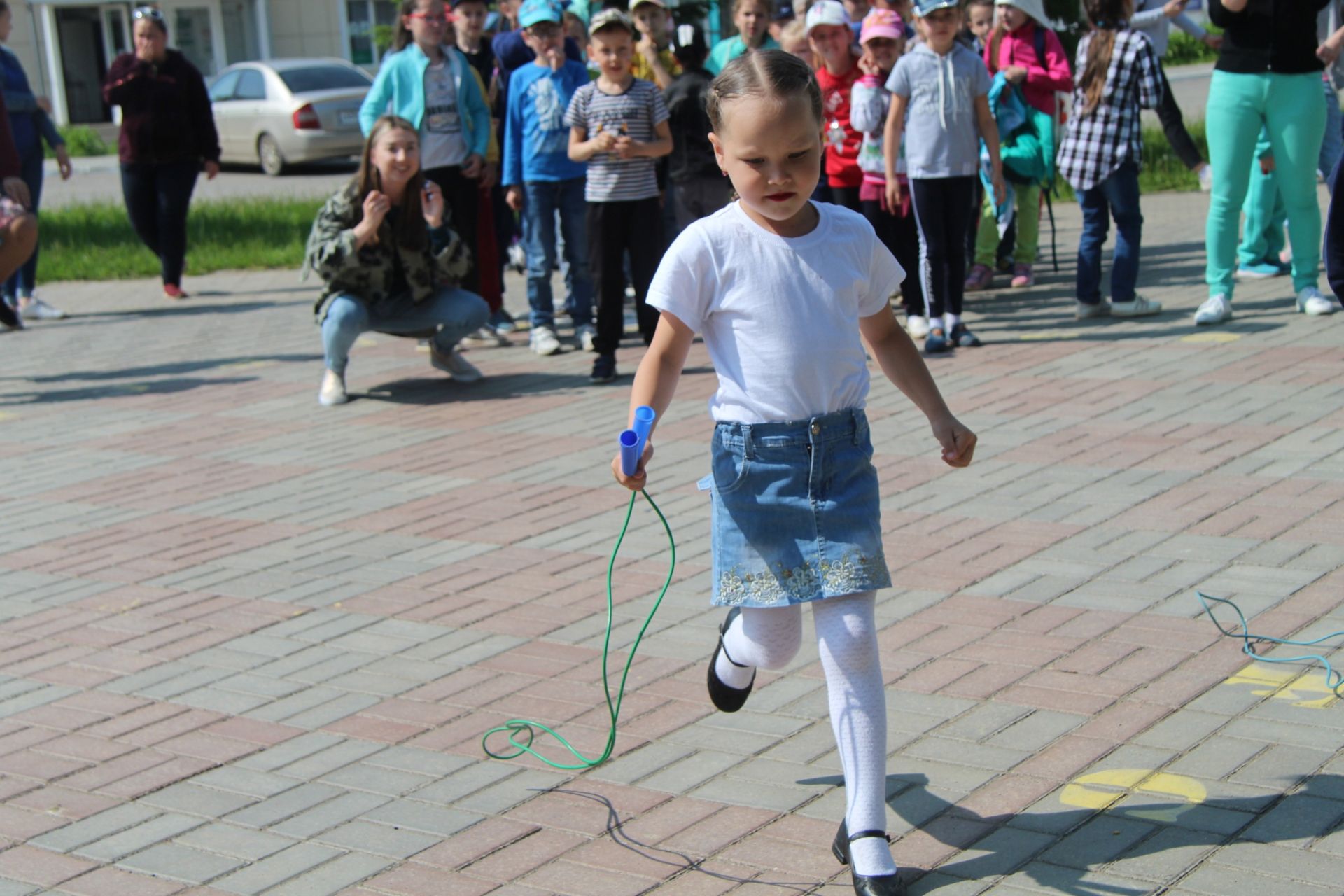 Фоторепортаж: в Менделеевске открыли арт-инсталляцию «Аллея парящих зонтиков»