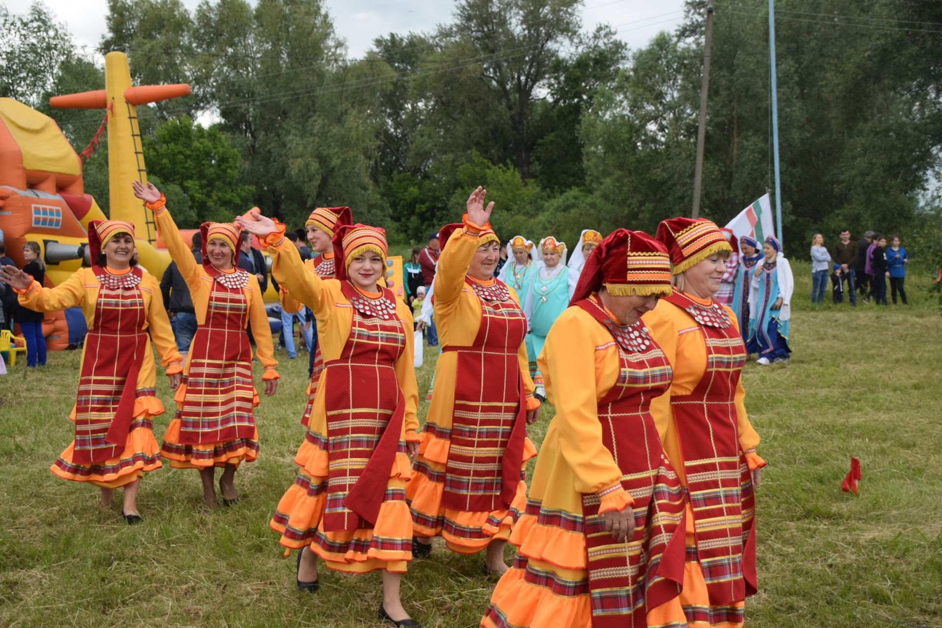 Троица по гришкински: хоровод, парад колясок, украшенная береза