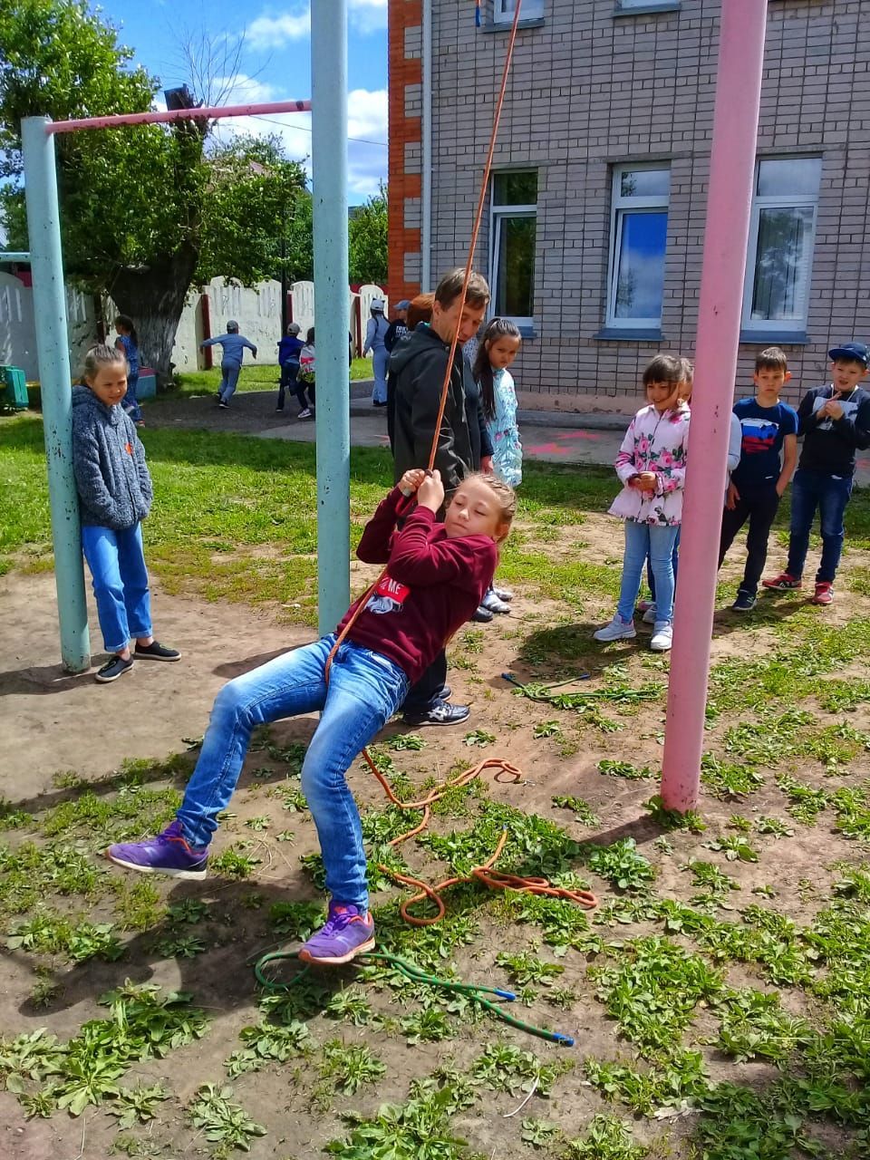 Юные менделеевцы преодолели воображаемое болото и прошли по навесному мосту