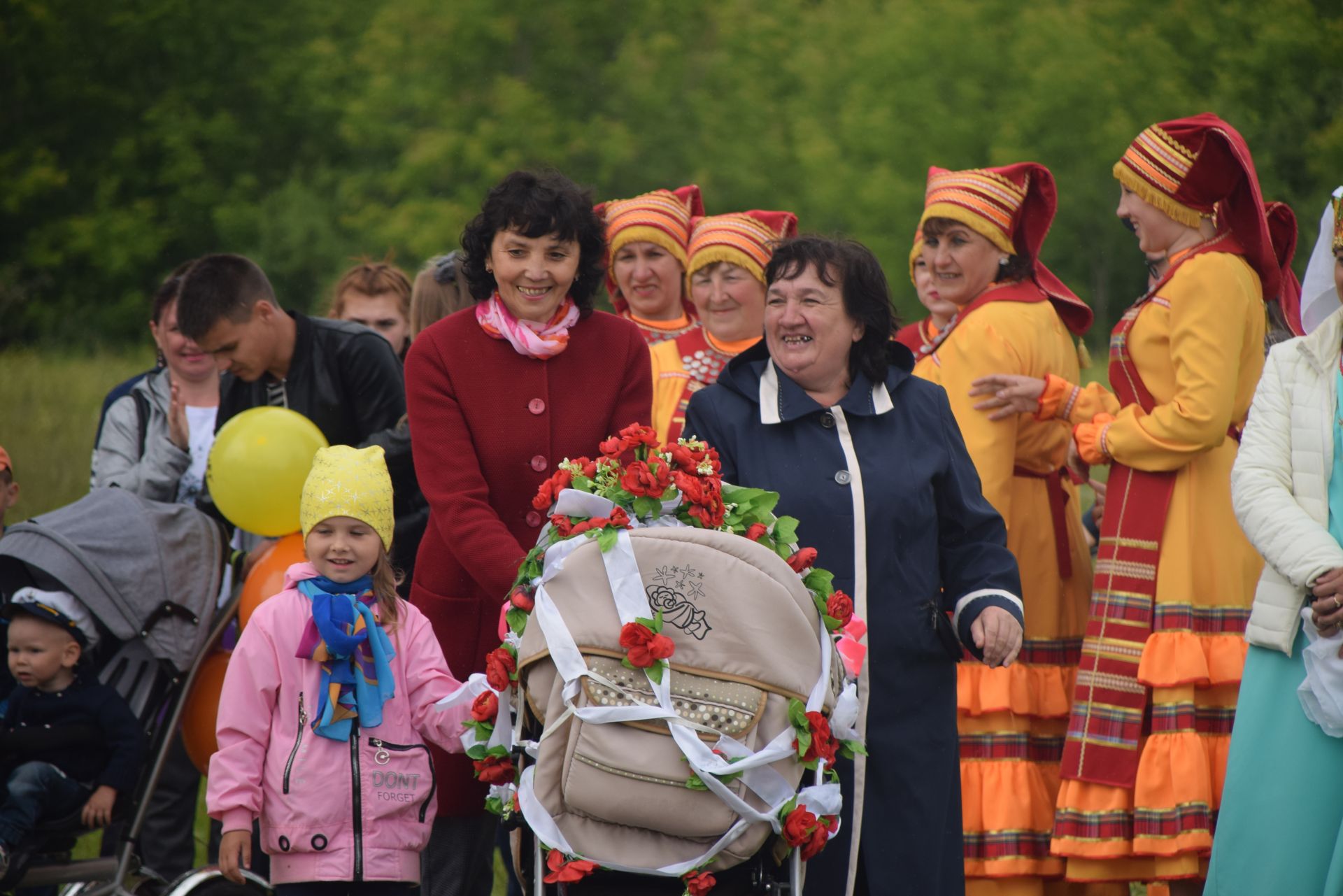 Троица по гришкински: хоровод, парад колясок, украшенная береза