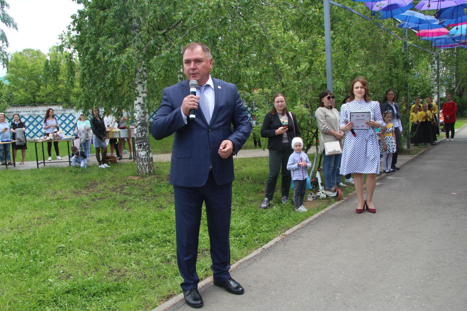 В Менделеевске открылась Аллея парящих зонтиков