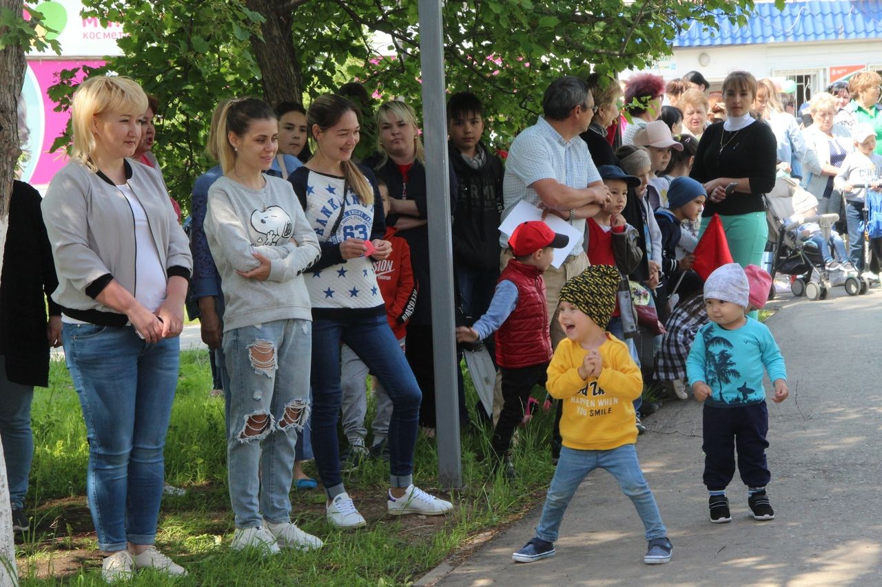 Фоторепортаж: в Менделеевске открыли арт-инсталляцию «Аллея парящих зонтиков»