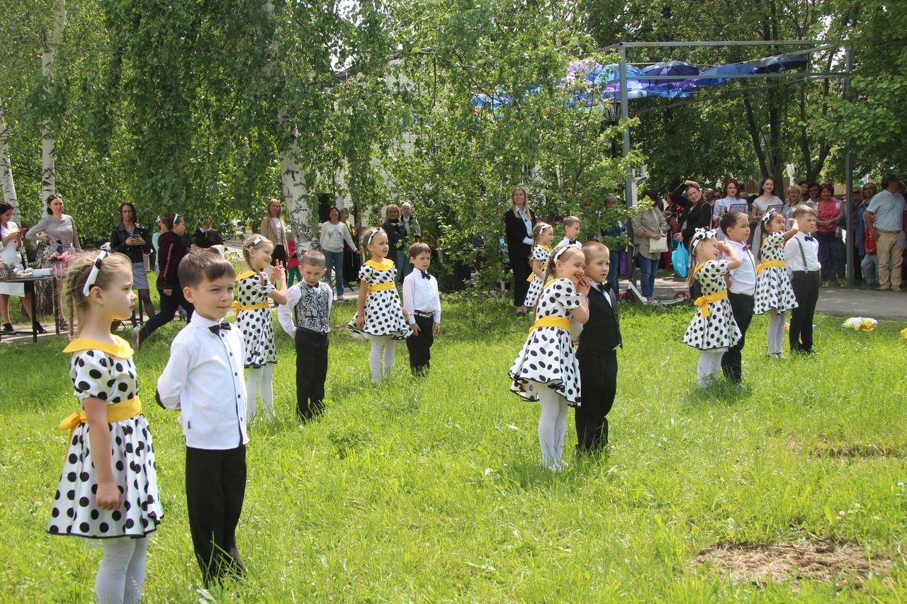 Фоторепортаж: в Менделеевске открыли арт-инсталляцию «Аллея парящих зонтиков»