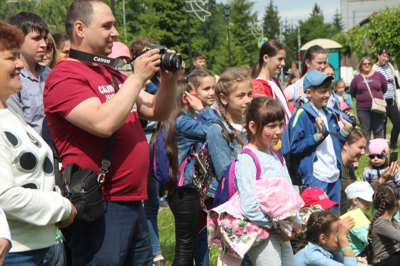 Фоторепортаж: в Менделеевске открыли арт-инсталляцию «Аллея парящих зонтиков»