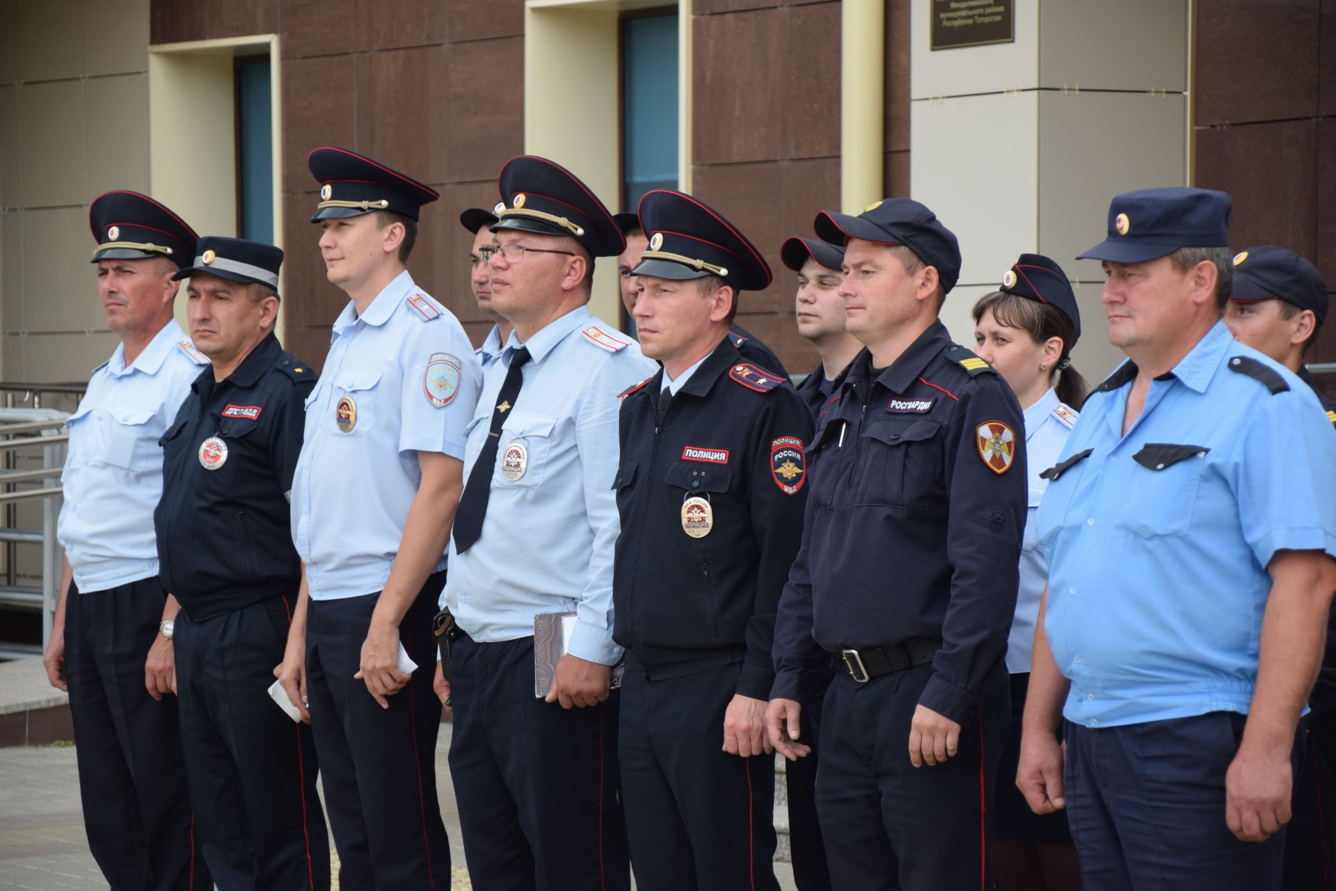 В Менделеевске состоялся гарнизонный строевой смотр сотрудников полиции