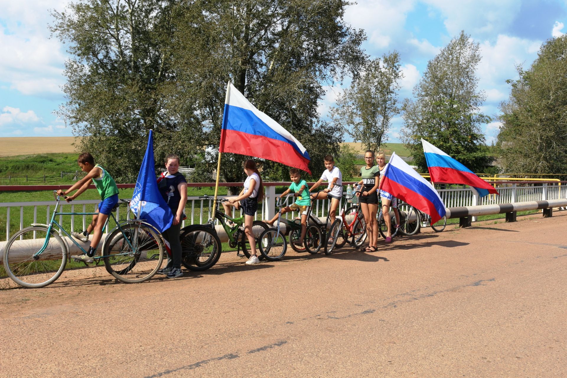 В селе Ильнеть в День российского флага организовали велопробег в Удмуртию