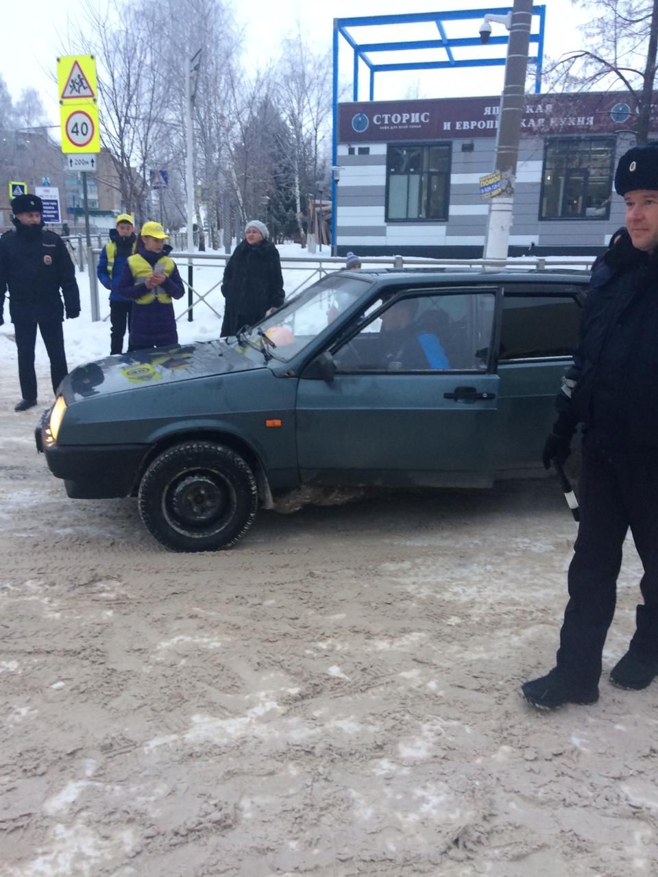 В Менделеевске дисциплинированному водителю подарили автокресло