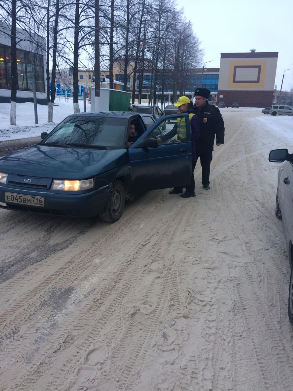 В Менделеевске дисциплинированному водителю подарили автокресло