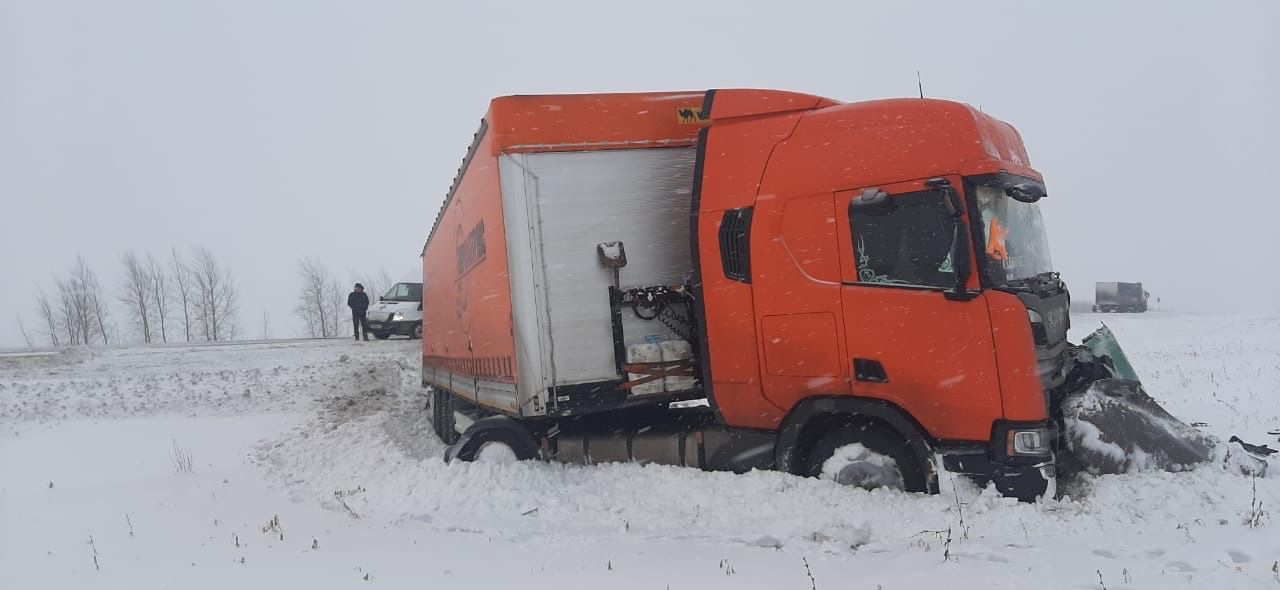 Два человека погибли в автокатастрофе в Менделеевском районе