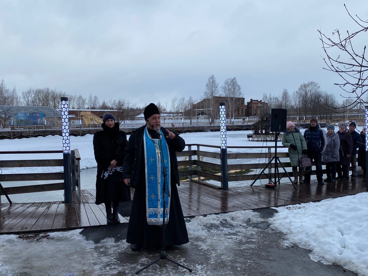 Жители Менделеевска искупались в проруби