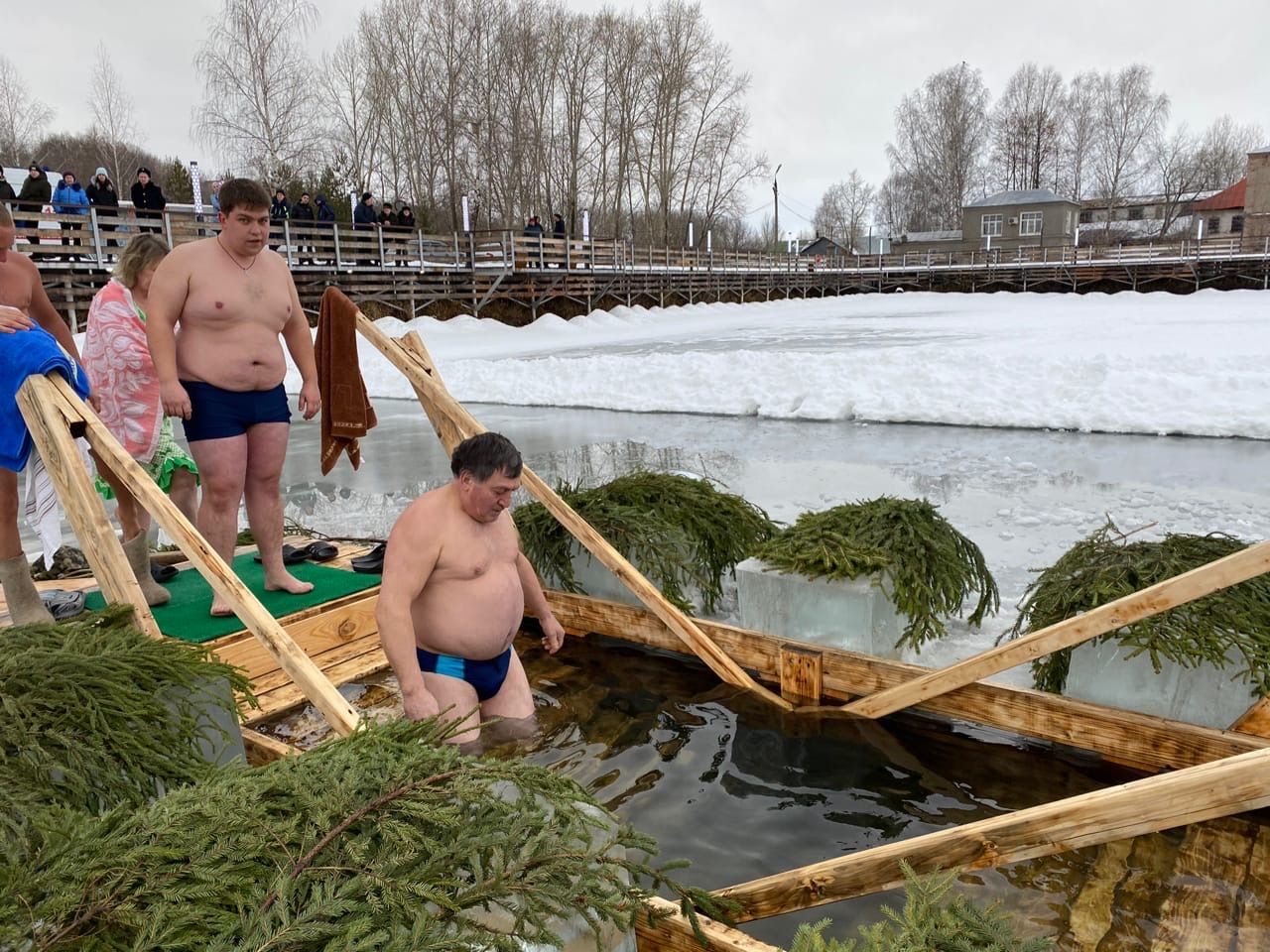 Жители Менделеевска искупались в проруби