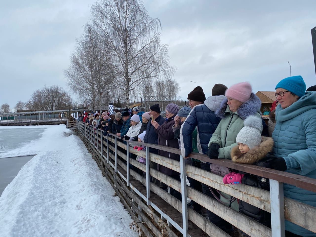 Жители Менделеевска искупались в проруби