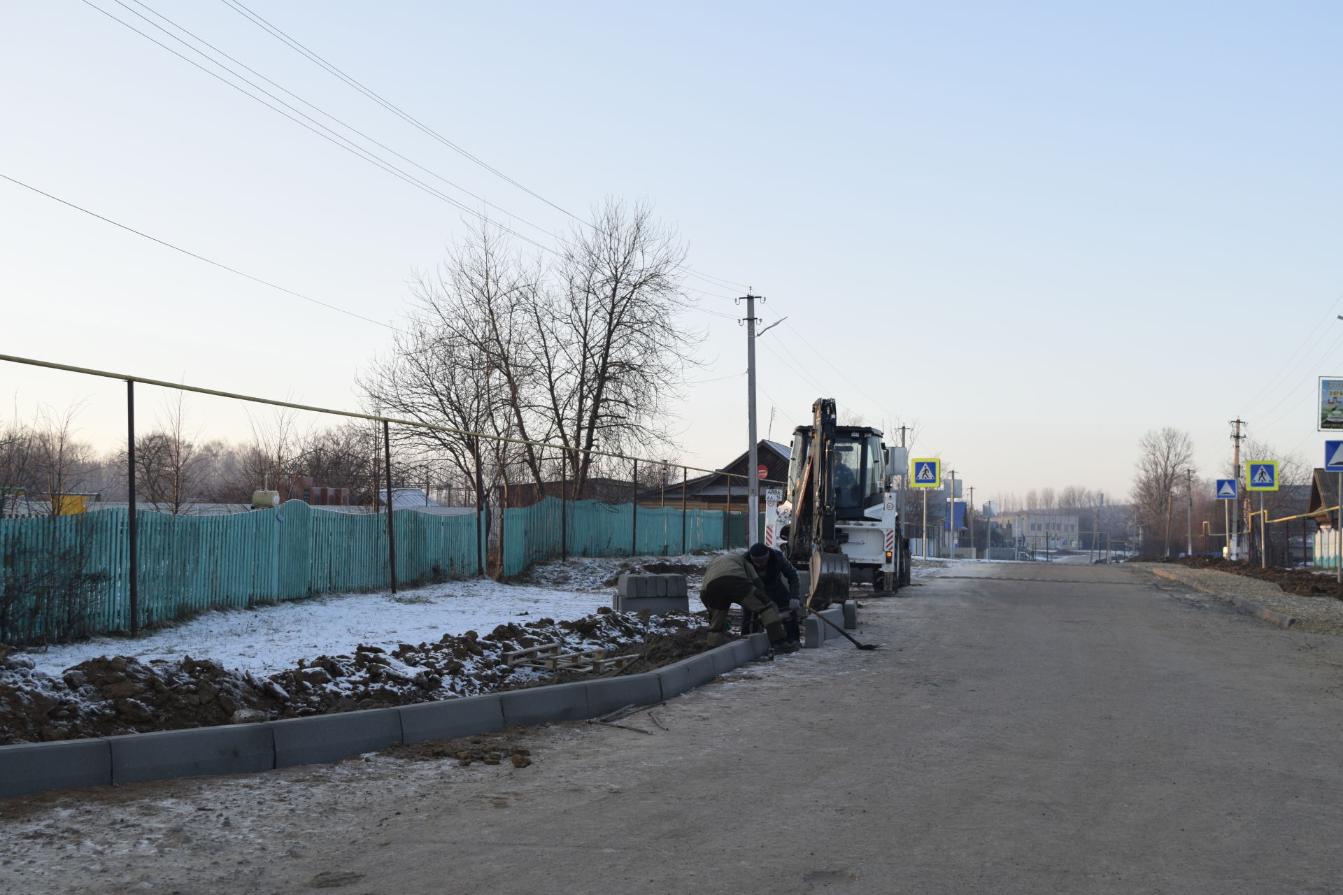 В сельских поселениях Менделеевского района продолжается обустройство тротуаров