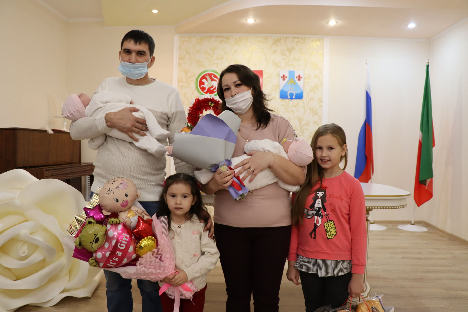 В Менделеевском ЗАГСе чествовали юбиляров