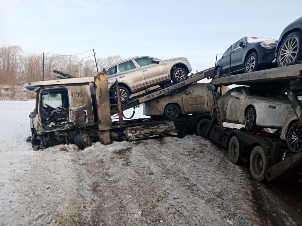 На трассе в Менделеевском районе внедорожник влетел под автовоз