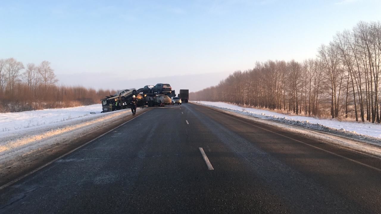 На трассе в Менделеевском районе внедорожник влетел под автовоз