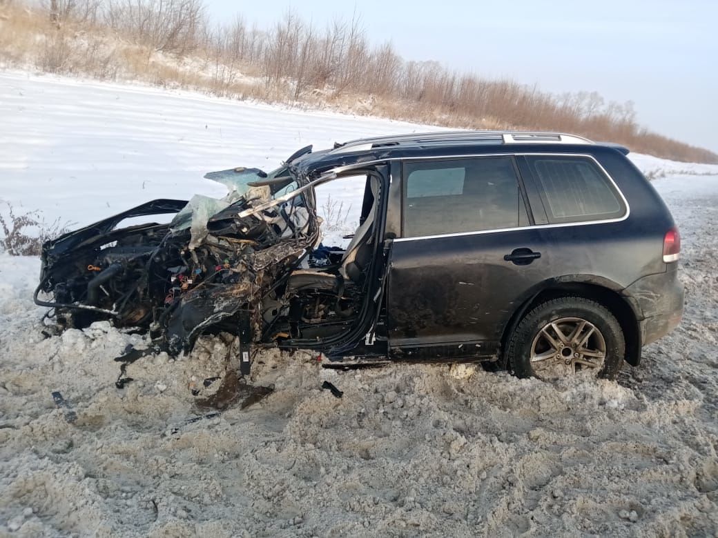 На трассе в Менделеевском районе внедорожник влетел под автовоз