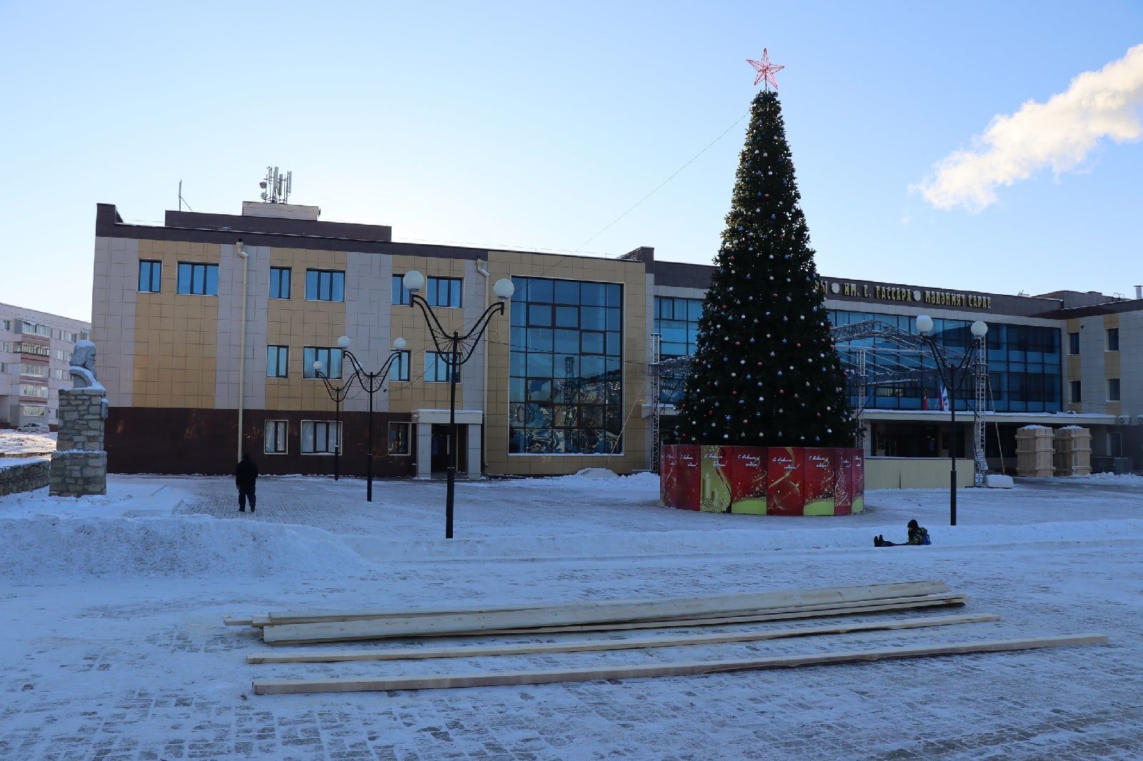 На центральной площади Менделеевска установили деревянную горку