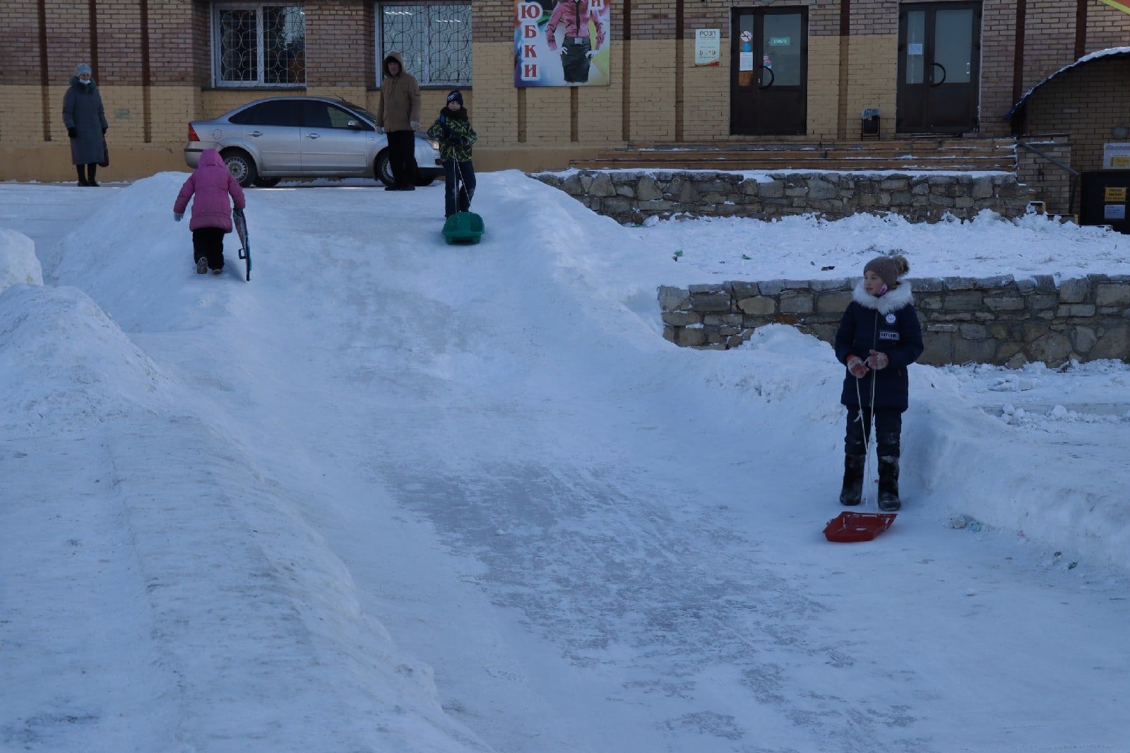 На центральной площади Менделеевска установили деревянную горку