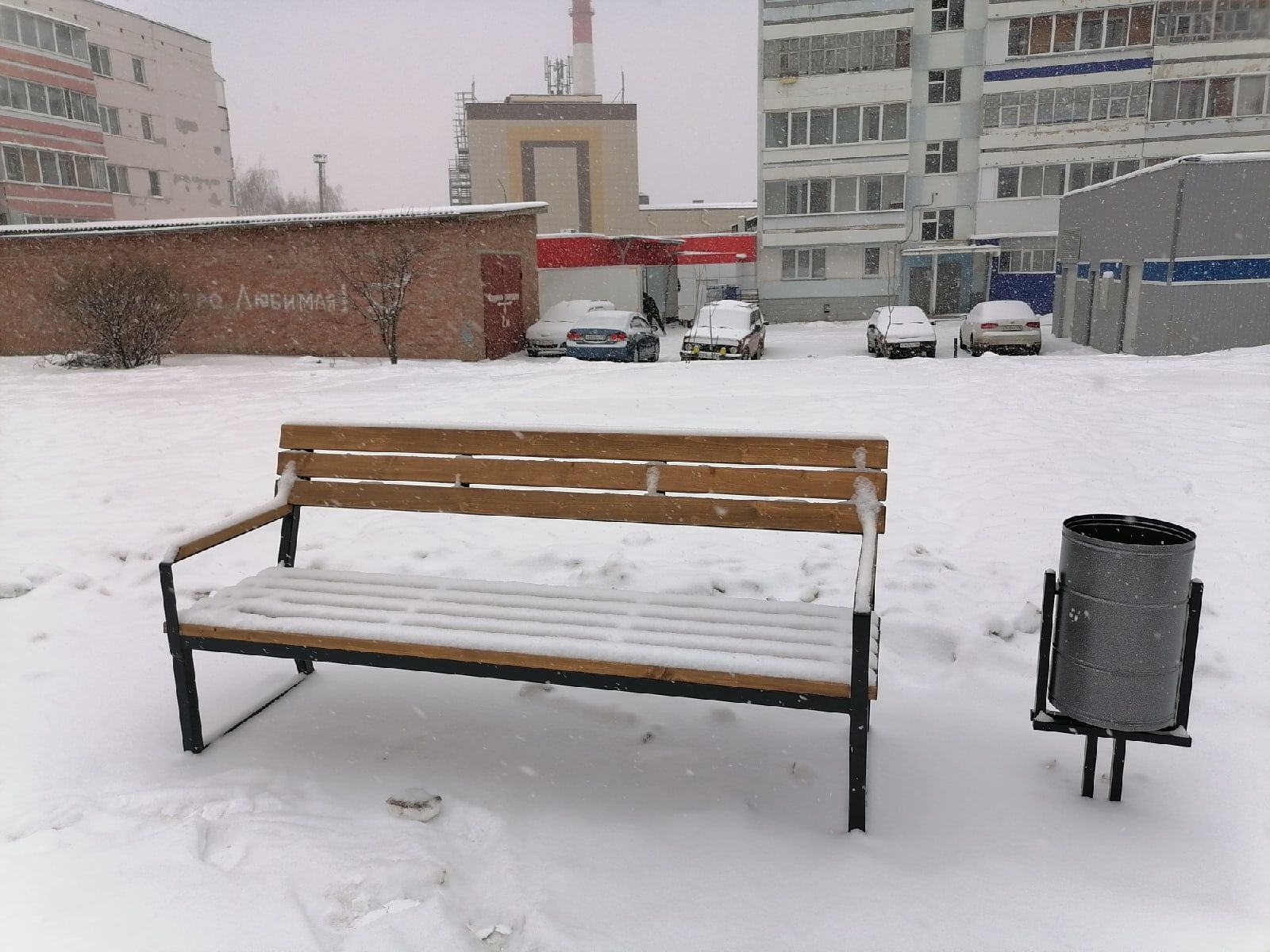 В Менделеевске во дворах установили новые скамейки и урны