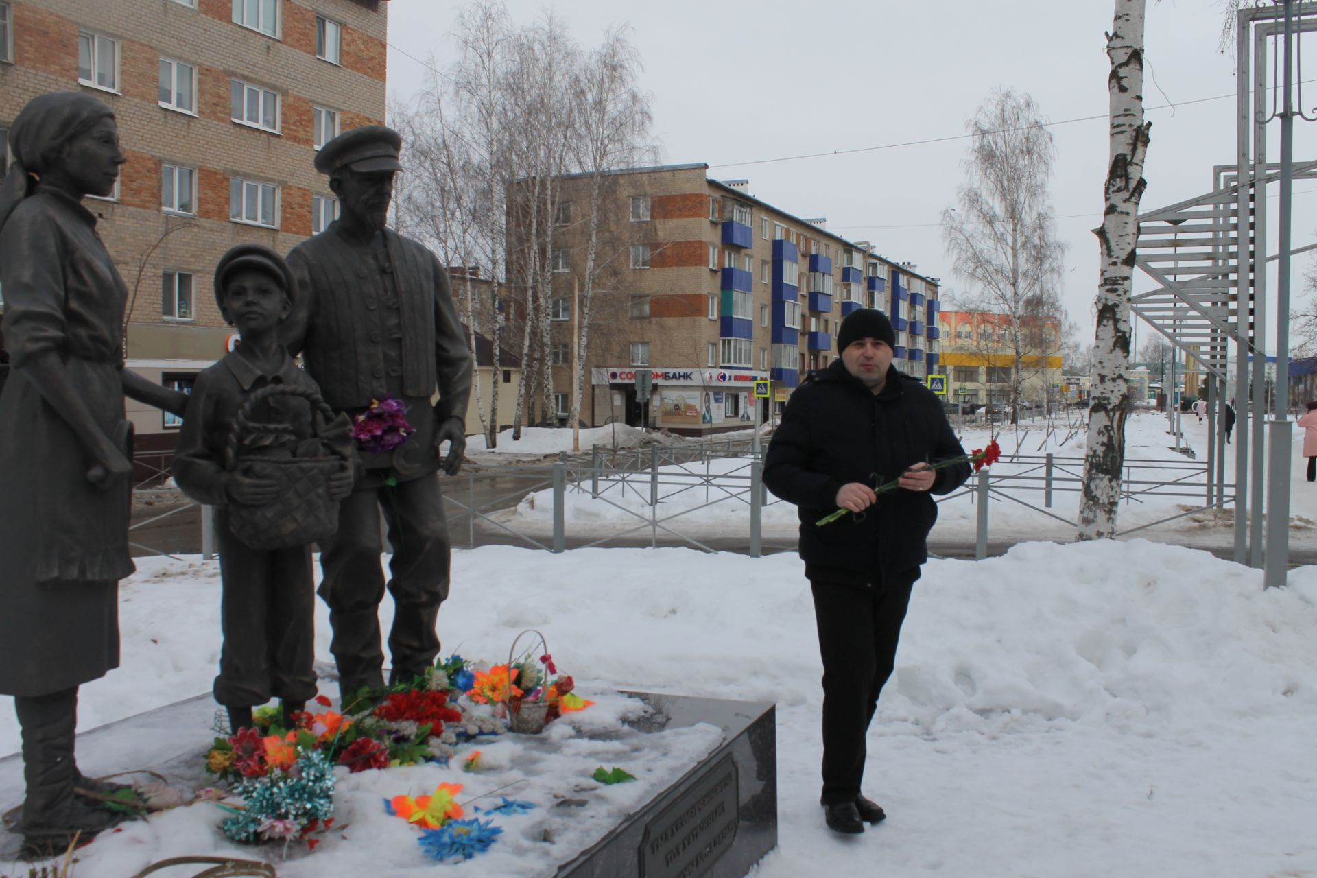 Юные жители Менделеевска совершили экскурсию по Аллее Героев