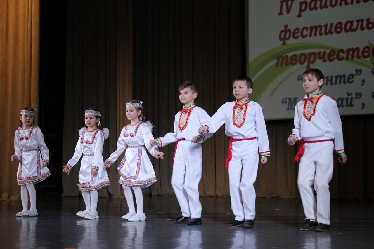 Душевно и патриотично прошёл районный детский фестиваль народного творчества «Росток»